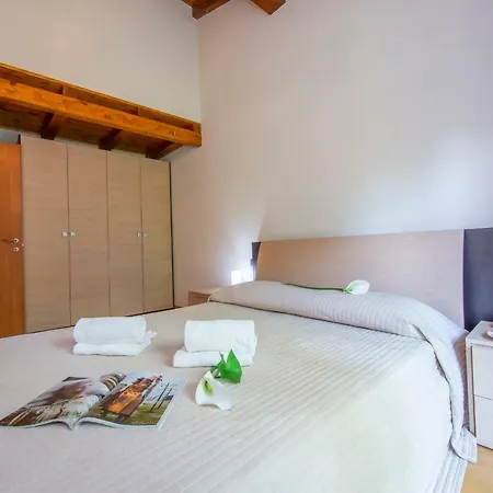 Arolo Sleeps 3 Pool Wifi Apartment